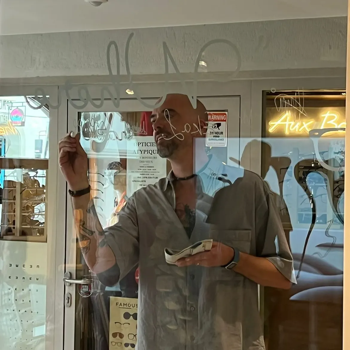 Skeenee drawing on a gallery window.